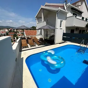 Milena-with A Pool Apartament Trogir