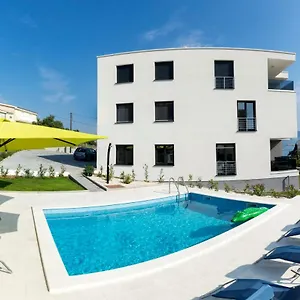 Petra's Place - Sea View Apartament Slatine